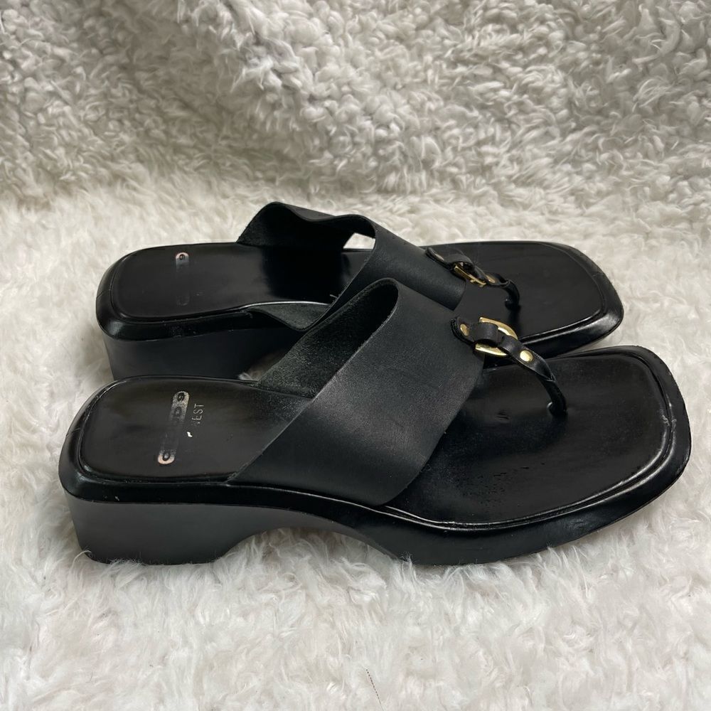 Nine West Cloud black leather thong sandals with gold tone accents size 8.5
